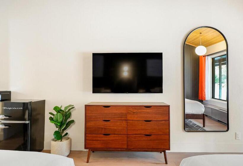 غرفة قياسية رباعية, Cave Springs Resort