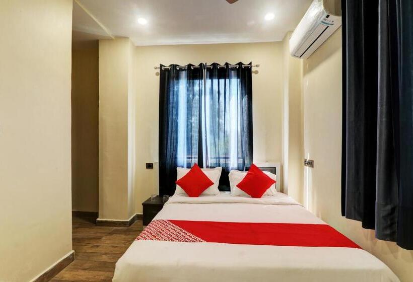 اتاق کلاسیک سه تخته, Oyo Flagship Royal Guest House