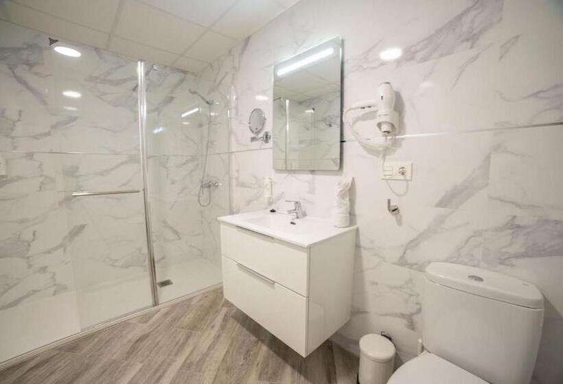 اتاق لوکس چهار تخته, Hostal Altea Karma