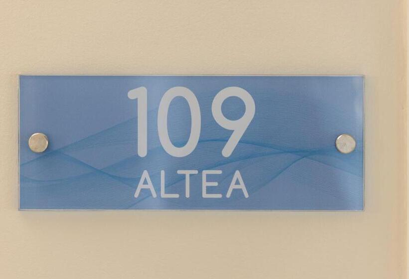 اتاق لوکس چهار تخته, Hostal Altea Karma