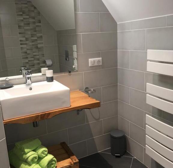 デラックスルーム, Chez Mary Elise