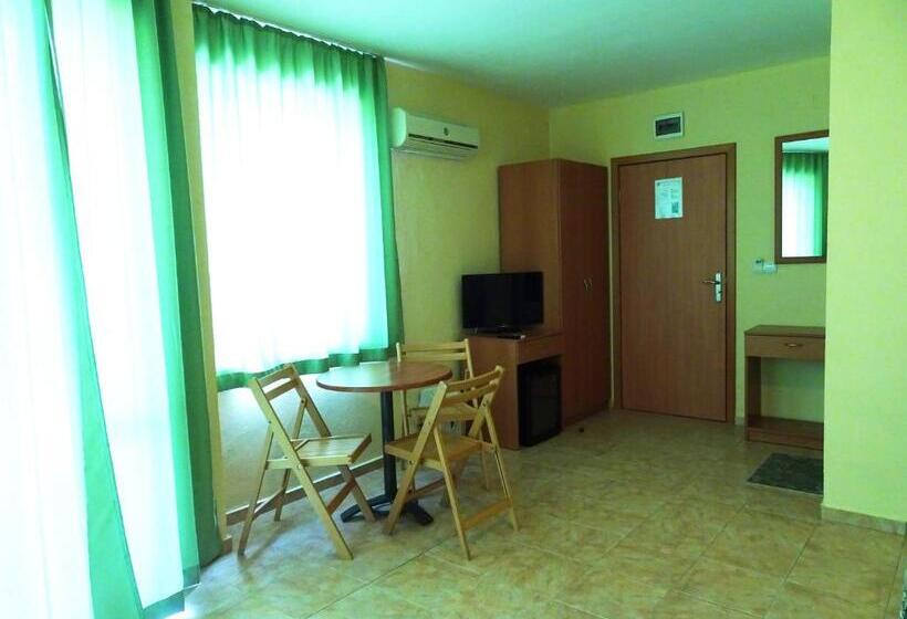 标准三人间, Niko