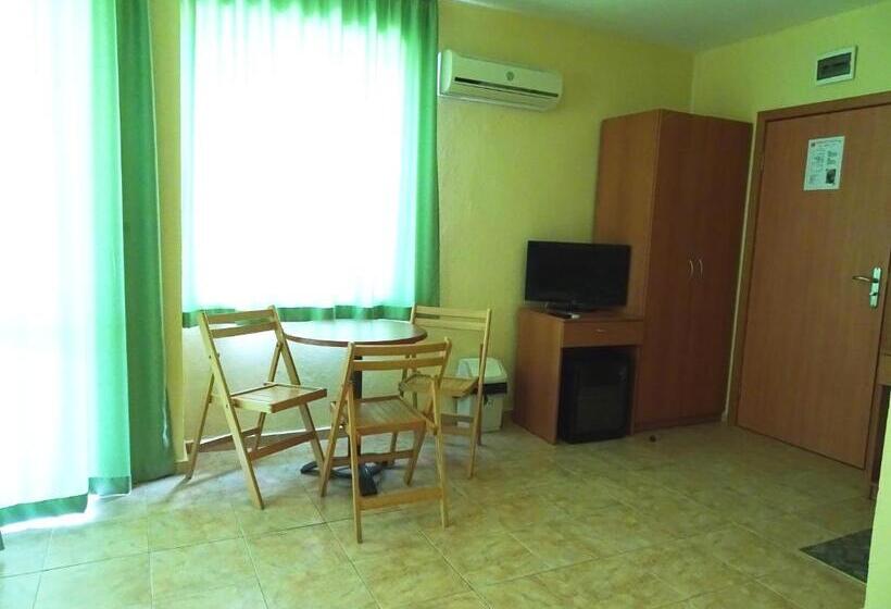 标准三人间, Niko