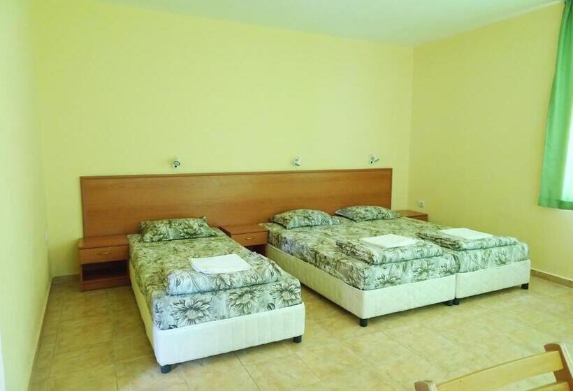 标准三人间, Niko