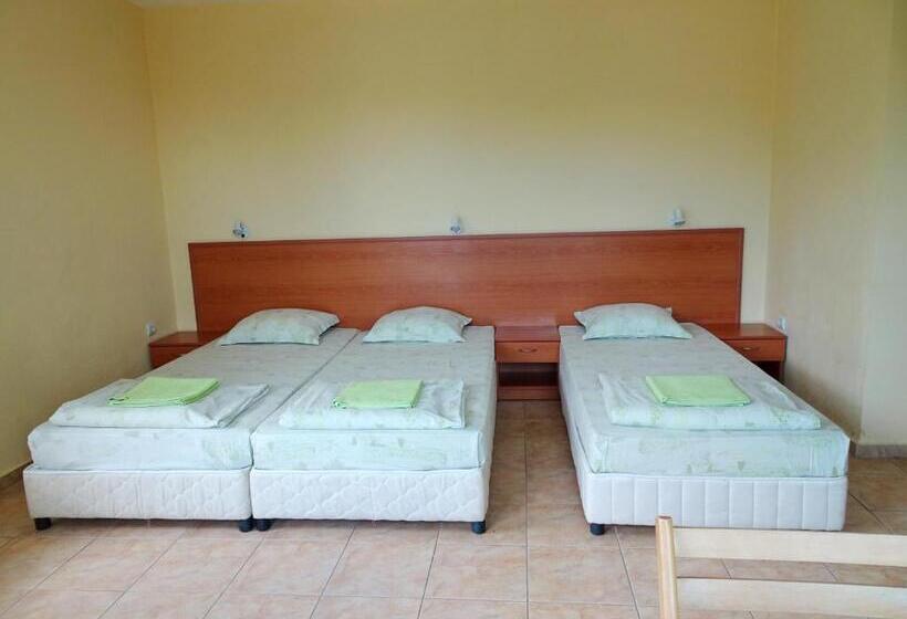 标准三人间, Niko