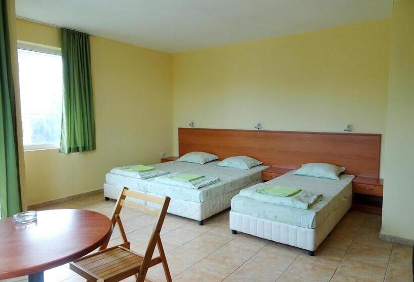 标准三人间, Niko