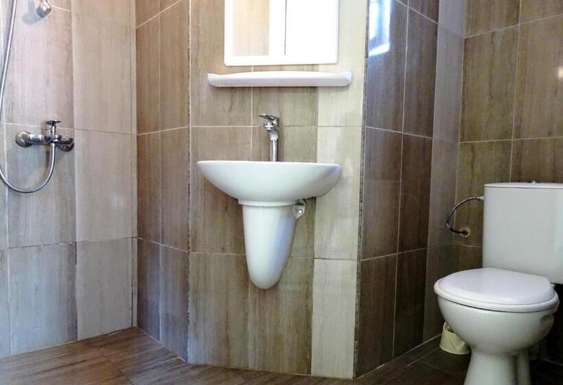 标准三人间, Niko