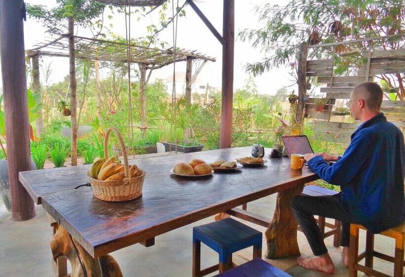 Четырехместный Номер Стандарт с Балконом, Urban Farmhouse