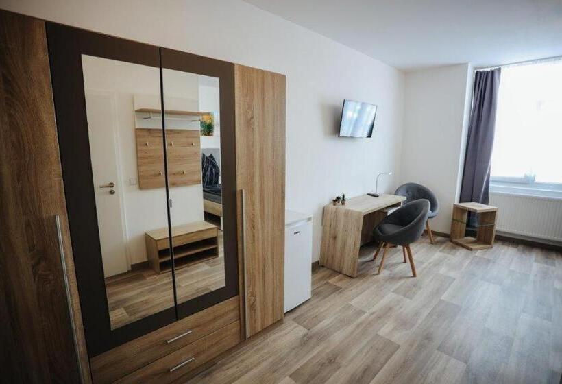 غرفة قياسية, Second Home