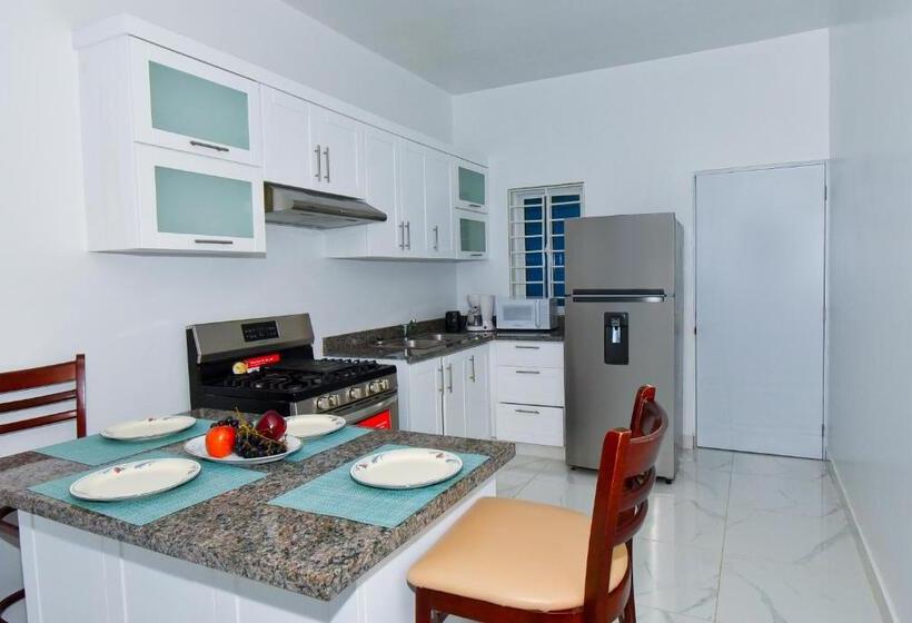 דירת חדר בקומת קרקע, Rosil Place