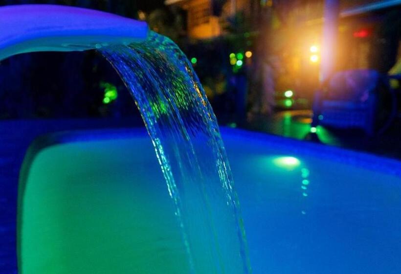 کلبه ییلاقی, Bangalô House Praia Do Rosa Sc