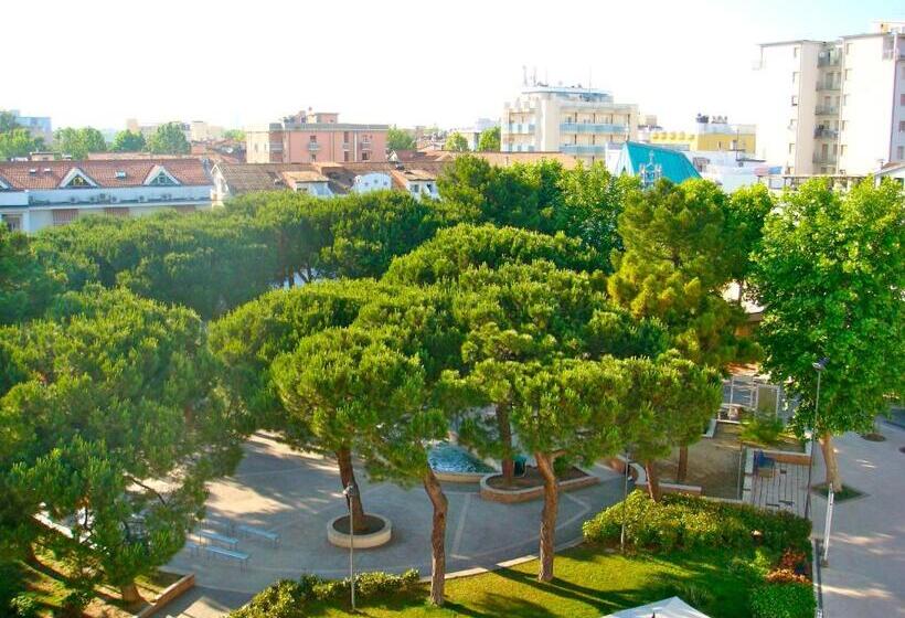 Номер Стандарт Трехместный, West End