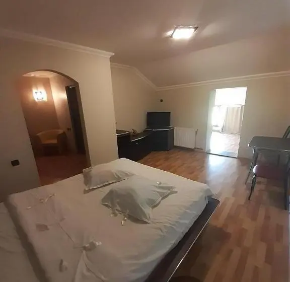 Suite, Complex Daniel S