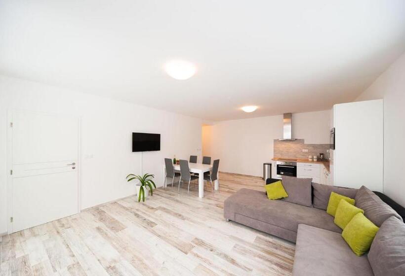 デラックストリプルルーム, Four Seasons In Benecko