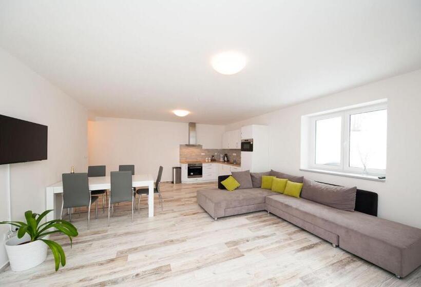 デラックストリプルルーム, Four Seasons In Benecko