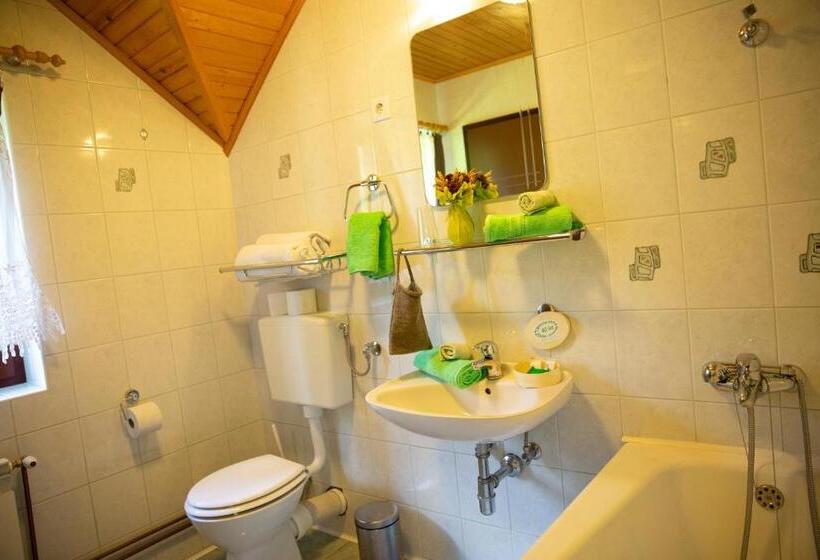 اتاق استاندارد چهار تخته, Turistična Kmetija Zgornji Zavratnik