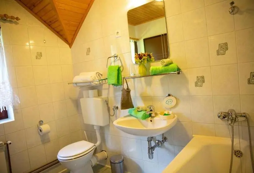 اتاق استاندارد چهار تخته, Turistična Kmetija Zgornji Zavratnik