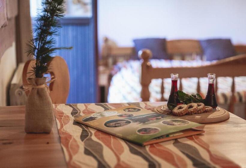 اتاق استاندارد سه تخته با بالکن, Turistična Kmetija Zgornji Zavratnik