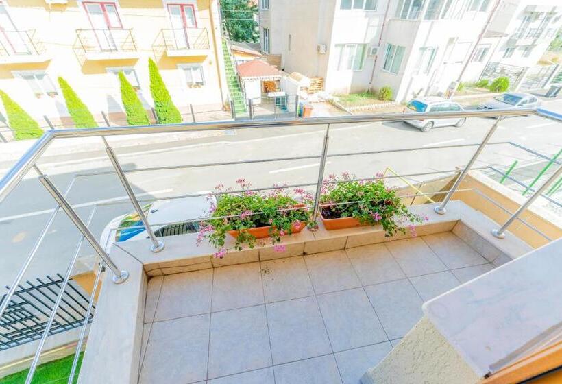 اتاق استاندارد سه تخته با بالکن, Vila Babai