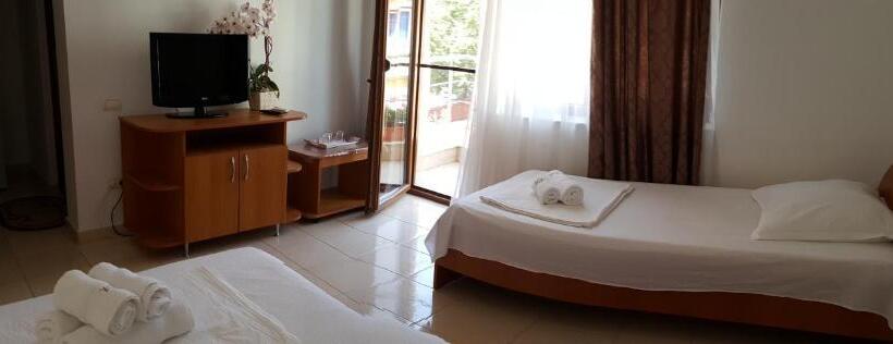 اتاق استاندارد سه تخته با بالکن, Vila Babai