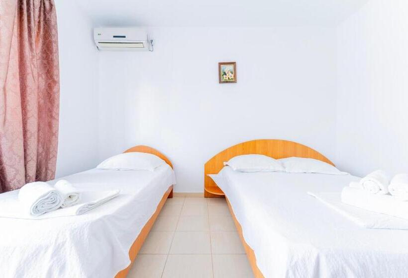 اتاق استاندارد سه تخته با بالکن, Vila Babai