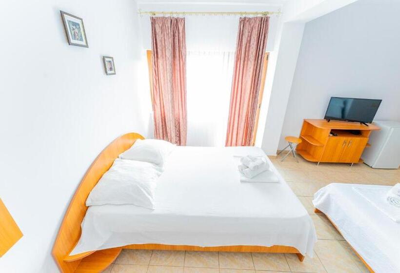 اتاق استاندارد چهارنفره با بالکن, Vila Babai