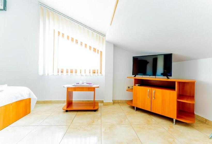 اتاق خانوادگی, Vila Babai