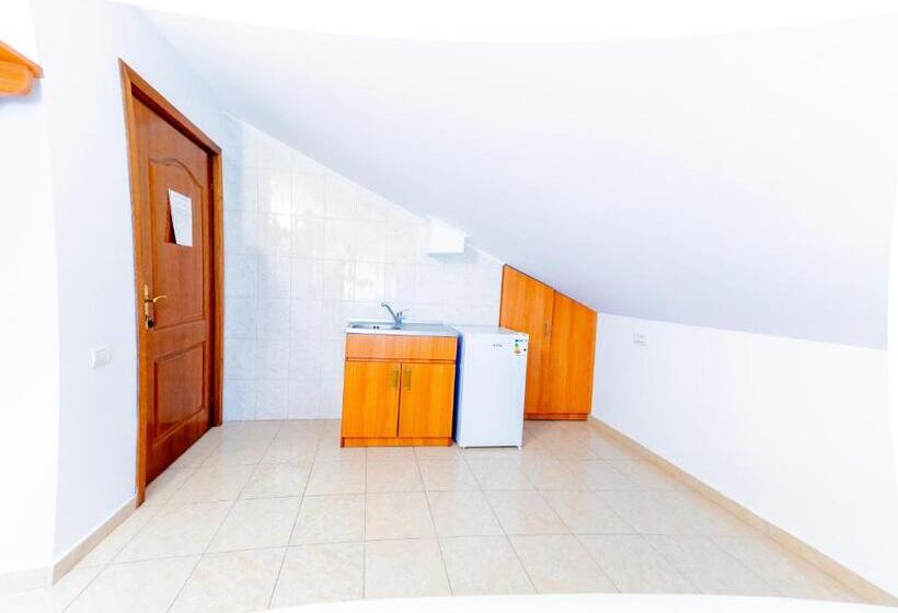 اتاق اکونومی, Vila Babai