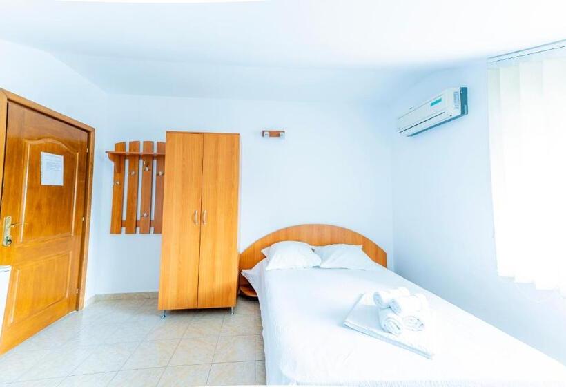 Economy Triple Room, Vila Babai