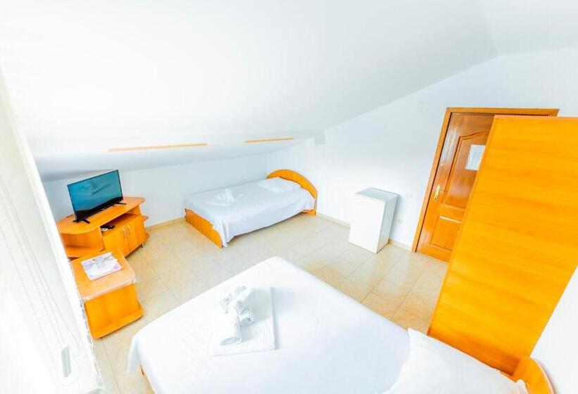 Economy Triple Room, Vila Babai