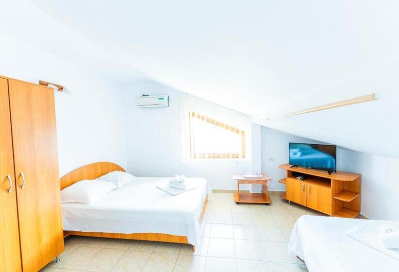 Economy Triple Room, Vila Babai