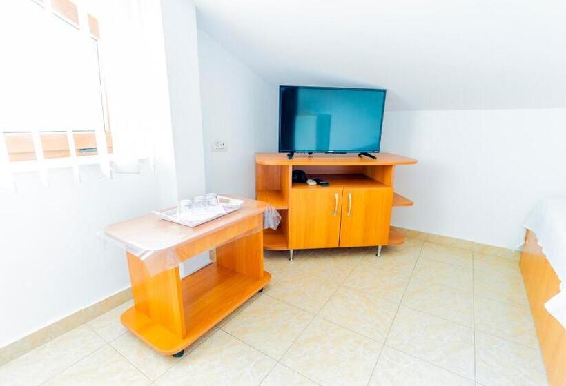 Economy Triple Room, Vila Babai