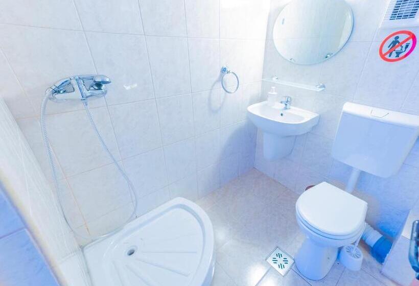 Economy Triple Room, Vila Babai