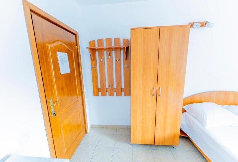 Economy Triple Room, Vila Babai