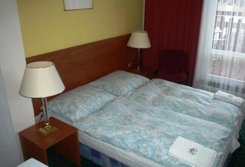 غرفة قياسية رباعية مزودة بشُرفة, Pension Schaumannův Dvůr