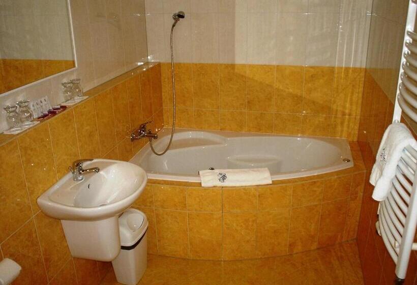 إستديو عائلى, Pension Schaumannův Dvůr