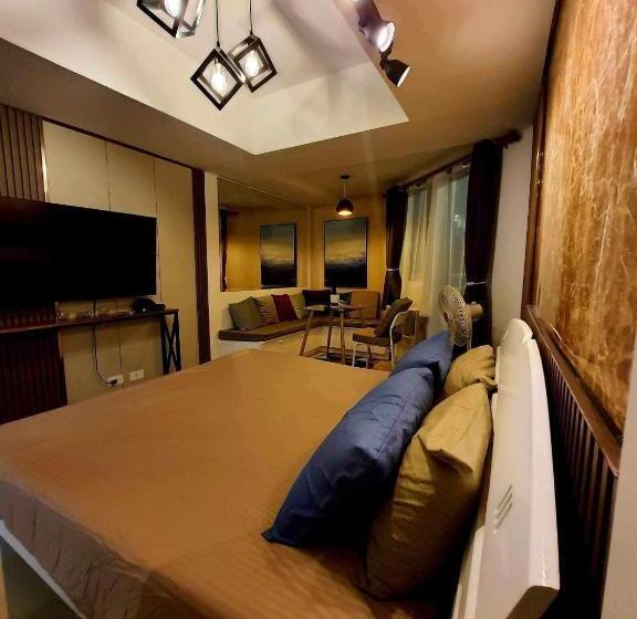 스위트 킹사이즈 침대, Azure North   Executive Suite