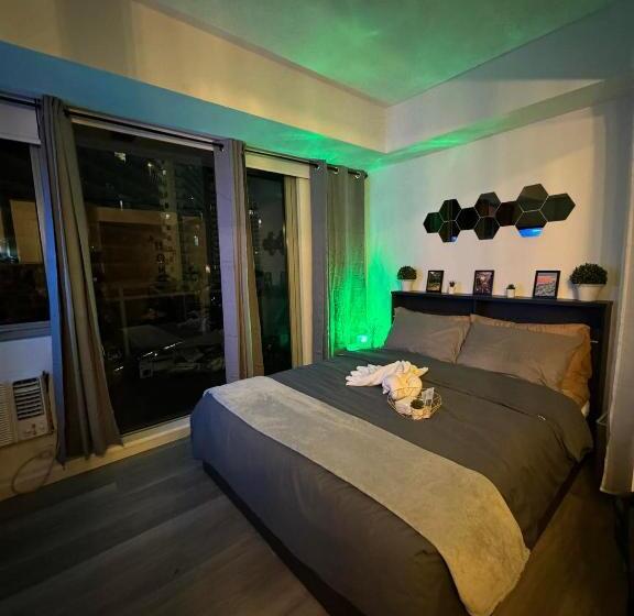 اتاق استاندارد با چشم‌انداز استخر, Happy Staycation In Azure Urban Resort Spacious Family Room Near Sm Bicutan And Manila Airport