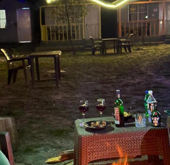 Tienda Estándar, Asher Woods