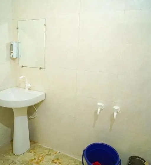 Classic Kolmen Hengen Huone, Oyo The Manvi