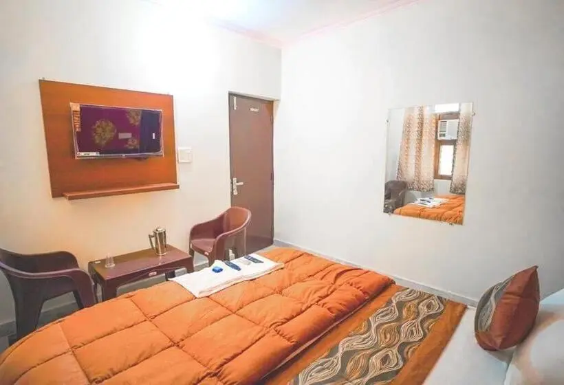 Classic Kolmen Hengen Huone, Oyo The Manvi