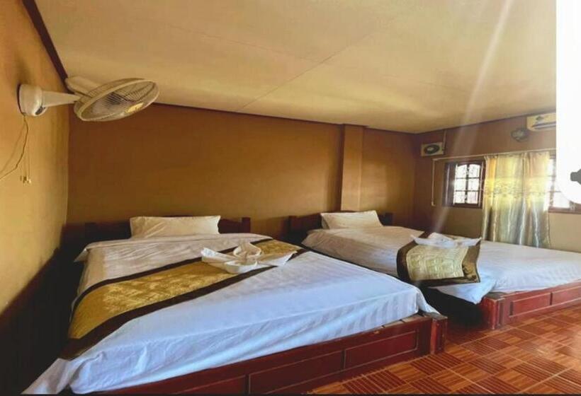 Номер Стандарт, Queens Backpackers Hostel