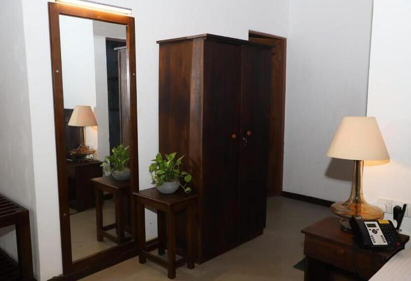 غرفة قياسية مطلّة علي حمام السباحة, Ro Kalawewa