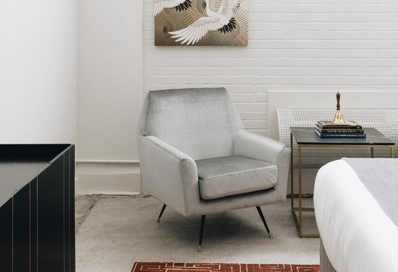 带大床的套房, The Bellwether