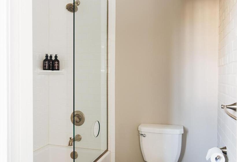 带大床的套房, The Bellwether