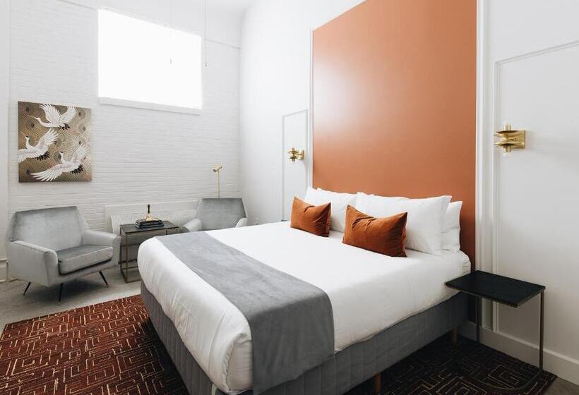 带大床的套房, The Bellwether