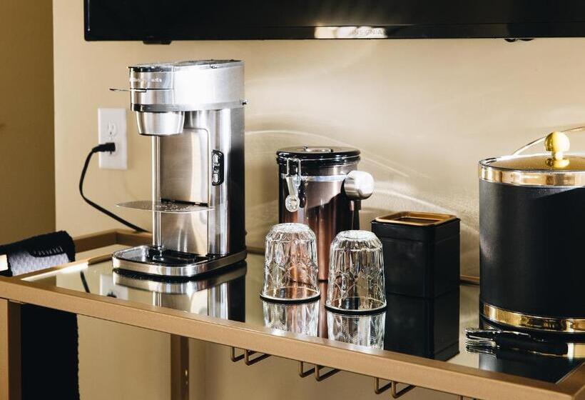 带大床的套房, The Bellwether