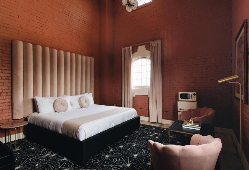 带大床的套房, The Bellwether