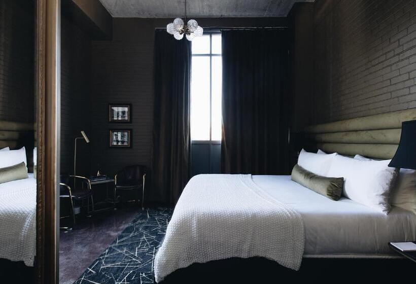 带大床的复式套间, The Bellwether