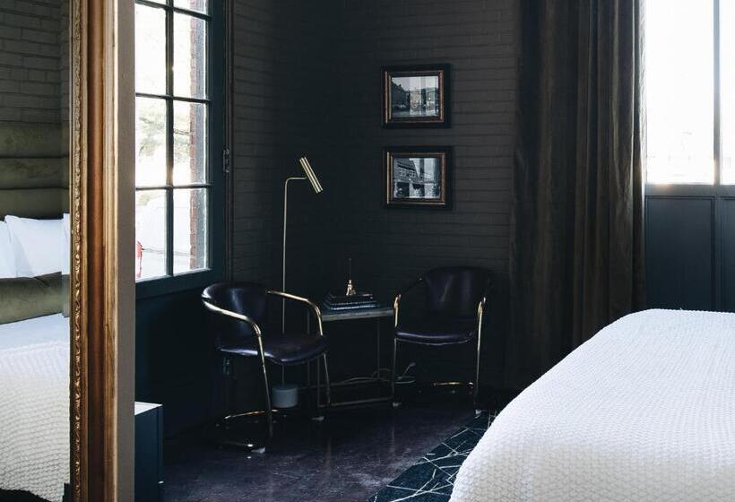 带大床的复式套间, The Bellwether